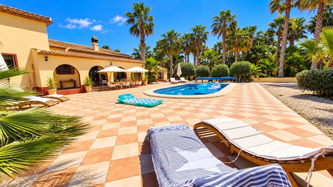 Piscine et façade de la Casa Almoradí